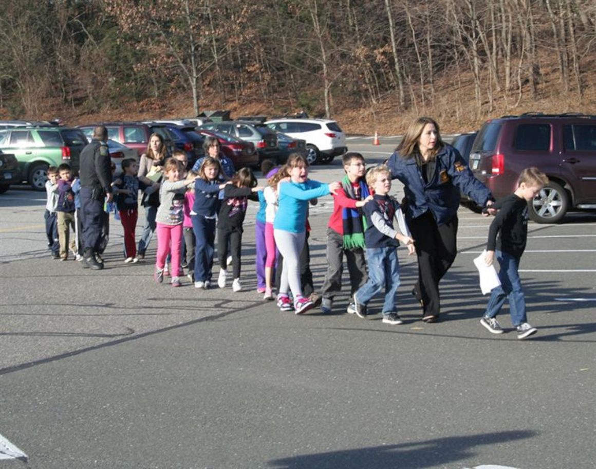 Crianças a serem levadas da escola onde ocorreu o tiroteio