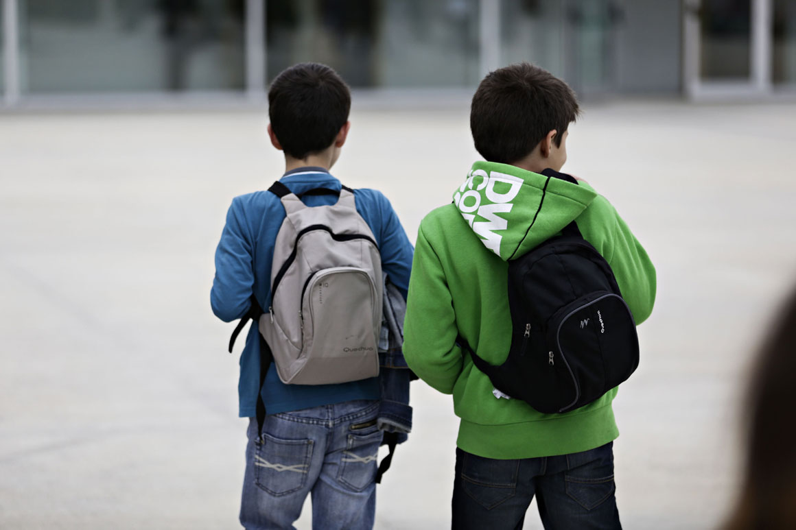Professor acusado de abusar de nove alunos menores 439 vezes - Público.pt